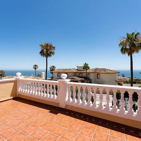 Rustic Spanish Saltwater Pool * 贝纳尔马德纳